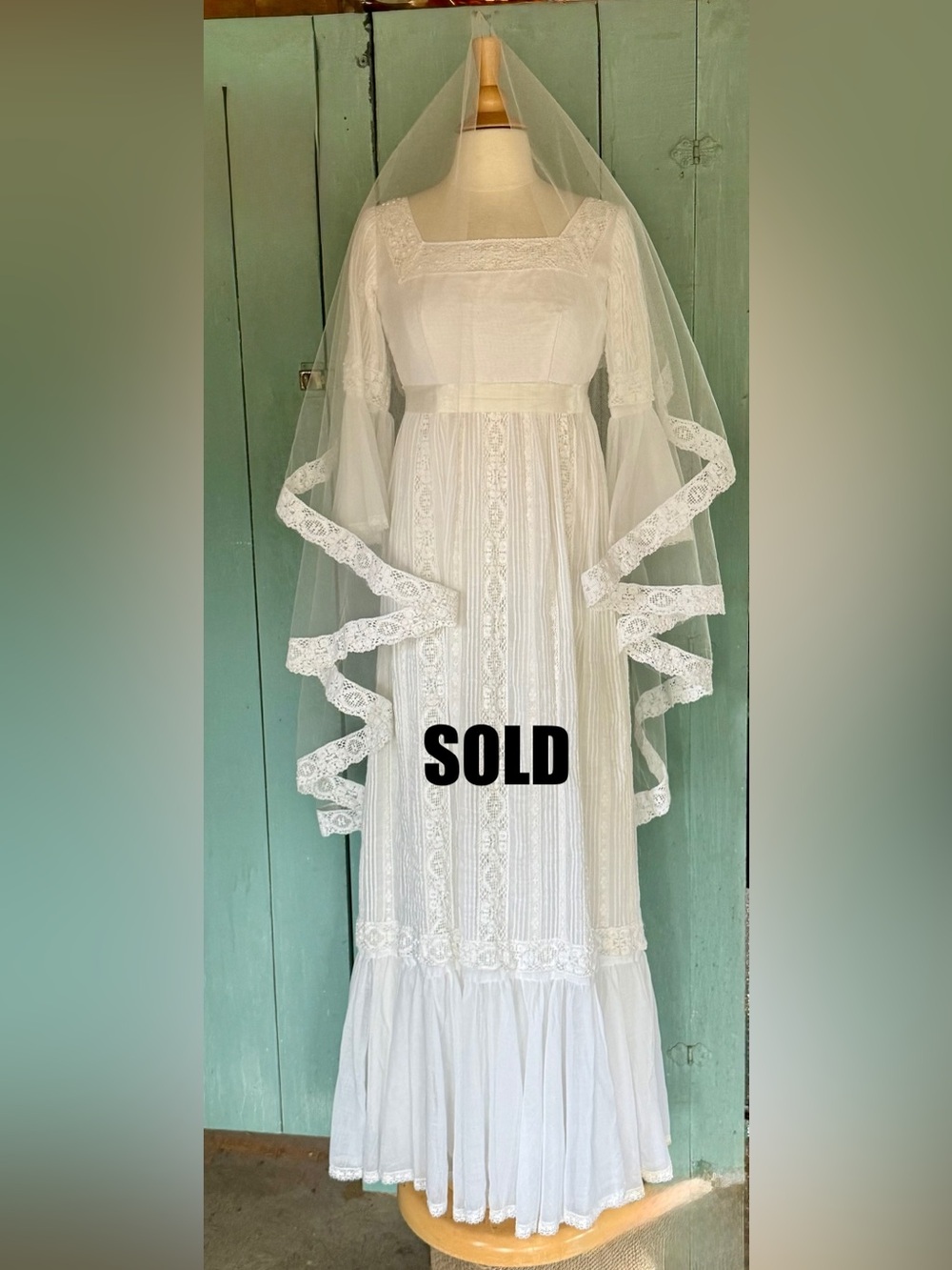 SOLD!-No Longer Available-60s FlowerChild Lace Organic Wedding Gown Veil XS
